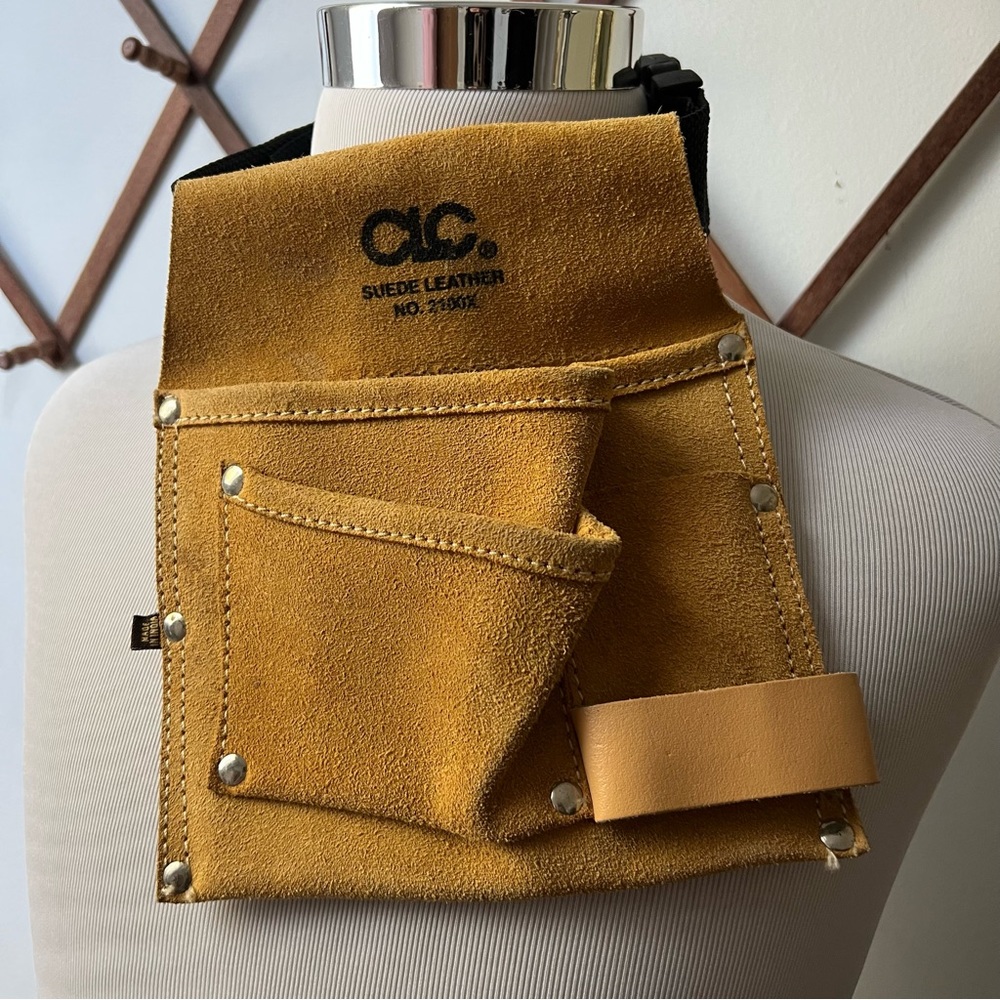 🍄 3/$30 CLC Suede Carpenter Nail & Tool Leg Strap Bag